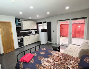Full Studio Near Heathrow Airport & London